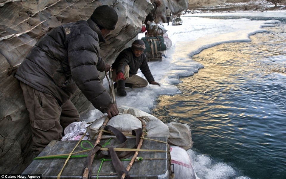 Αληθινή «Οδύσσεια» -Περπατούσαν 9 μέρες στους -35 βαθμούς για να φθάσουν σε νοσοκομείο όπου θα γεννούσε η γυναίκα [εικόνες] | iefimerida.gr 0