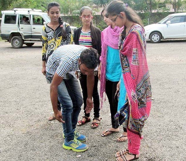 Οι ατρόμητες -Νεαρός παρενόχλησε κορίτσια και εκείνα τον πλάκωσαν στον ξύλο [εικόνες] | iefimerida.gr 1