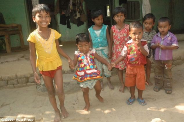 Tα τέρατα της Ινδίας: Κορίτσι 19 ετών ζει σε σώμα 2χρονης [εικόνες] | iefimerida.gr 2