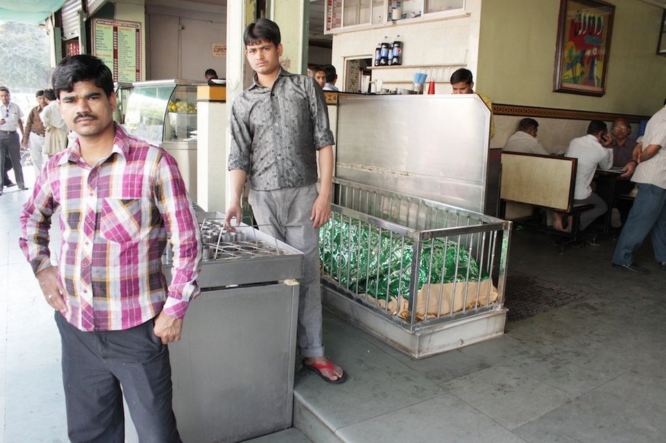 Στην Ινδία το έχουν χάσει -Εστιατόριο, πρώην νεκροταφείο, σερβίρει στους θαμώνες γεύματα δίπλα σε φέρετρα [εικόνες] | iefimerida.gr 2