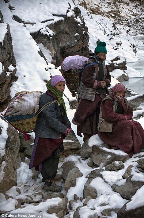 Αληθινή «Οδύσσεια» -Περπατούσαν 9 μέρες στους -35 βαθμούς για να φθάσουν σε νοσοκομείο όπου θα γεννούσε η γυναίκα [εικόνες] | iefimerida.gr 4
