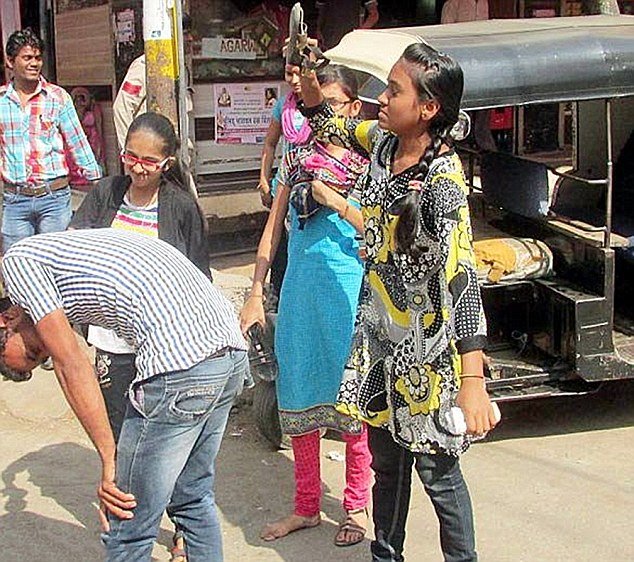 Οι ατρόμητες -Νεαρός παρενόχλησε κορίτσια και εκείνα τον πλάκωσαν στον ξύλο [εικόνες] | iefimerida.gr 2
