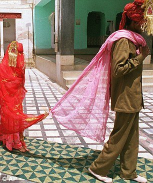 Σπαρακτικό γράμμα 13χρονης Ινδής στον καθηγητή της: Πείτε στους γονείς μου να μη με παντρέψουν [εικόνες] | iefimerida.gr 0