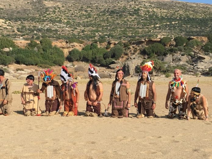 Viral φωτογραφία: Τι γυρεύουν 10 Ινδιάνοι σε παραλία των Χανίων; [εικόνα & βίντεο] | iefimerida.gr 0