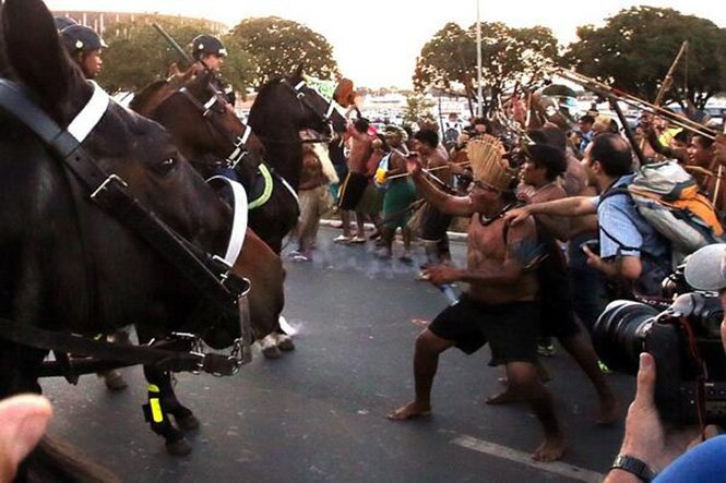 Βραζιλία: Οι ιθαγενείς διαδηλώνουν με τόξα και βέλη κατά του Μουντιάλ [εικόνες] | iefimerida.gr 5