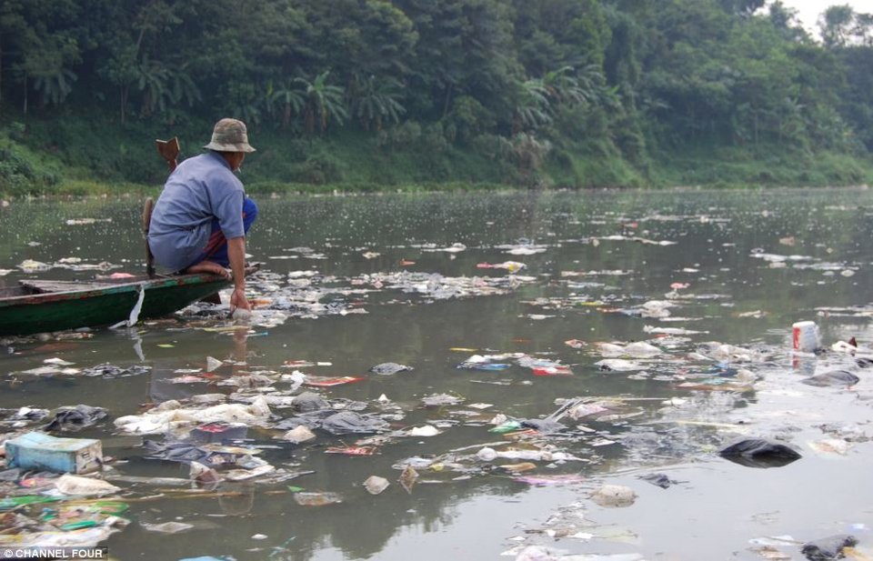 Το ποτάμι που αντί για νερό έχει σκουπίδια -Πώς ο πρώην παράδεισος της Ινδονησίας μετατράπηκε σε απέραντη χωματερή [εικόνες]  | iefimerida.gr 0