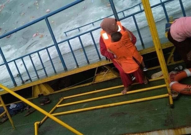 Δραματικές εικόνες ναυαγίου φέρι μποτ που σοκάρουν τον πλανήτη -Γαντζωμένοι στα κάγκελα οι επιβάτες [εικόνες & βίντεο] | iefimerida.gr 1