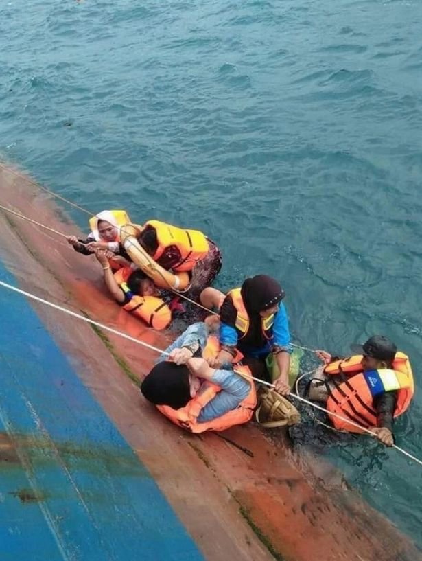 Δραματικές εικόνες ναυαγίου φέρι μποτ που σοκάρουν τον πλανήτη -Γαντζωμένοι στα κάγκελα οι επιβάτες [εικόνες & βίντεο] | iefimerida.gr 3