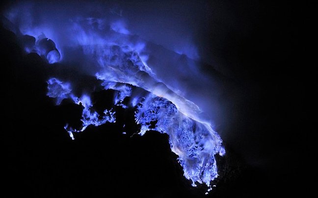 Εξερράγη το γαλάζιο ηφαίστειο της Ινδονησίας: Κρύβει μέσα του ένα ορυχείο θείου [εικόνες + βίντεο] | iefimerida.gr 1