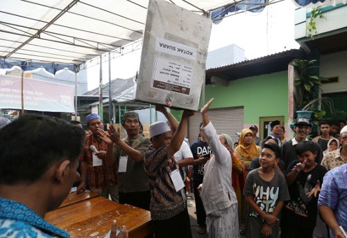 Aλλαγή σκυτάλης στην Ινδονησία: Εχασε ο χριστιανός κυβερνήτης που δικάζεται για βλασφημία [εικόνες] | iefimerida.gr 1