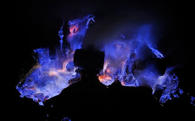 Εξερράγη το γαλάζιο ηφαίστειο της Ινδονησίας: Κρύβει μέσα του ένα ορυχείο θείου [εικόνες + βίντεο] | iefimerida.gr 2