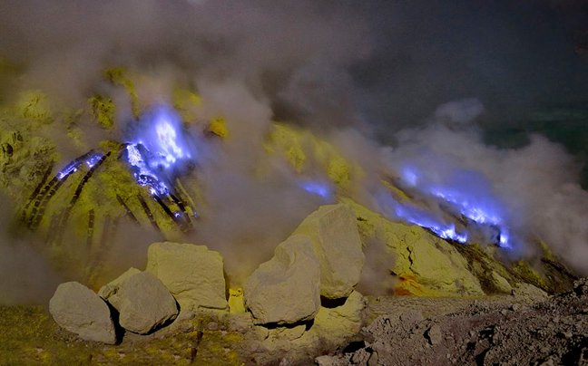 Εξερράγη το γαλάζιο ηφαίστειο της Ινδονησίας: Κρύβει μέσα του ένα ορυχείο θείου [εικόνες + βίντεο] | iefimerida.gr 3