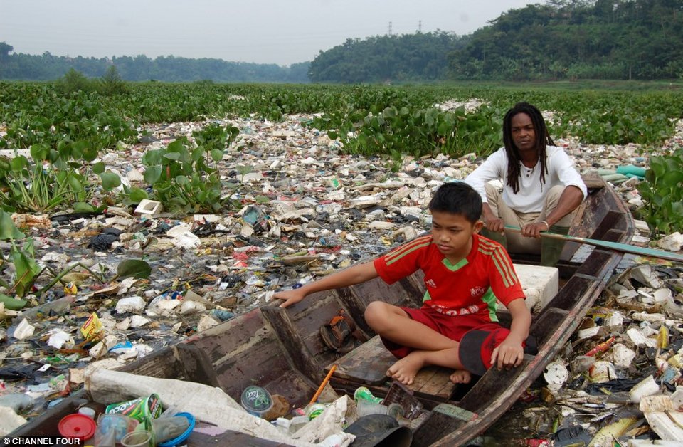 Το ποτάμι που αντί για νερό έχει σκουπίδια -Πώς ο πρώην παράδεισος της Ινδονησίας μετατράπηκε σε απέραντη χωματερή [εικόνες]  | iefimerida.gr 4