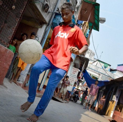 Σαν όνειρο: 16χρονος Ινδός από φτωχογειτονιά με «κόκκινα φανάρια» ταξιδεύει στο Ολντ Τράφορντ για προπονήσεις με τη Μάντσεστερ [εικόνες] | iefimerida.gr 5