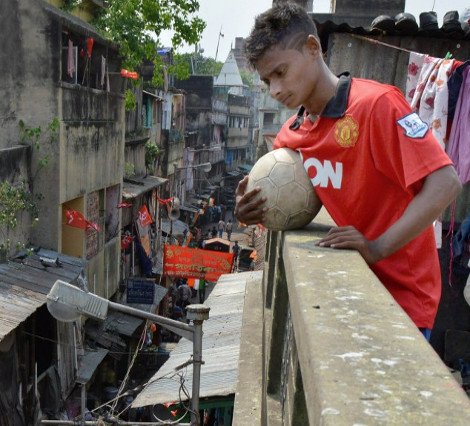 Σαν όνειρο: 16χρονος Ινδός από φτωχογειτονιά με «κόκκινα φανάρια» ταξιδεύει στο Ολντ Τράφορντ για προπονήσεις με τη Μάντσεστερ [εικόνες] | iefimerida.gr 7