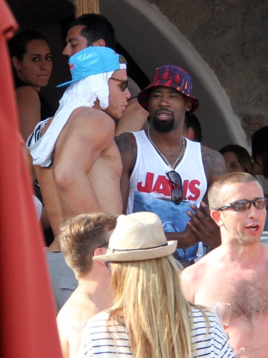 Ο Tζόρνταν και οι NBAers φίλοι του ξεσαλώνουν στη Μύκονο [εικόνες+ βίντεο]   | iefimerida.gr 0