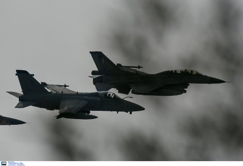 Μαχητικά αεροσκάφη πέταξαν στον αττικό ουρανό -Μοναδικά στιγμιότυπα [εικόνες] | iefimerida.gr 9