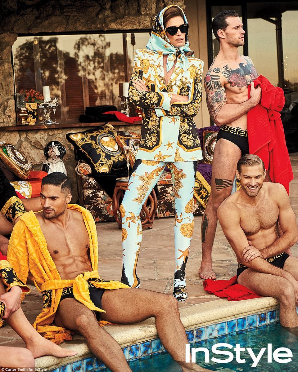 Η Σίντι Κρόφορντ στα 51 της αποδεικνύει ακόμη ότι είναι τοπ μόντελ -Σε εξώφυλλο [εικόνες] | iefimerida.gr 3