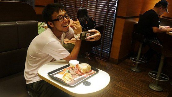 O οδηγός του μπακούρη – Πως να υποκριθείτε πως έχετε σχέση στο instagram [εικόνες] | iefimerida.gr 5