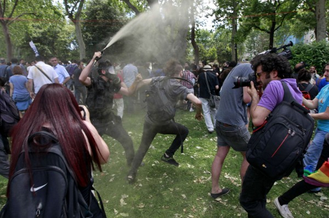 Ενας νεκρός στην Κωνσταντινούπολη – Ξύλο και χημικά σε διαδήλωση κατά του Ερντογάν [εικόνες&βίντεο] | iefimerida.gr 3