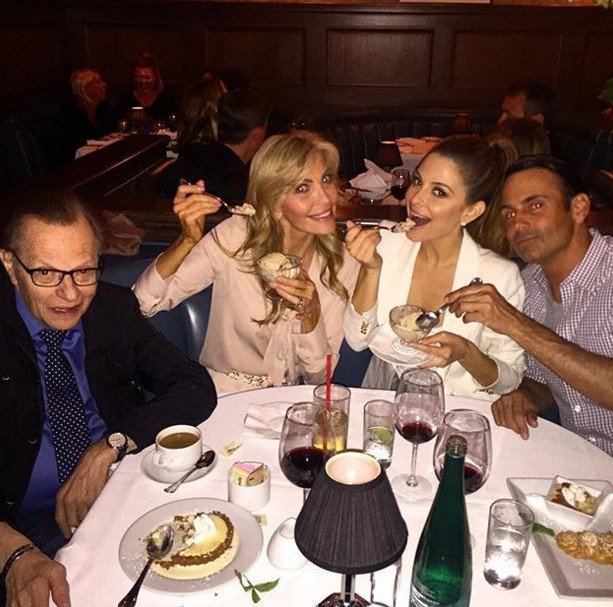 Ελληνίδα παρουσιάστρια τρώει με τον Larry King και ποστάρει στο Ιnstagram [εικόνες] | iefimerida.gr 1