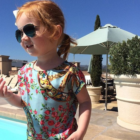 Αυτό είναι το μικρότερο πλουσιόπαιδο του Instagram: Φοράει Gucci, οδηγεί... μίνι Mercedes, έχει 80.000 «ακολούθους» και είναι μόλις τριών ετών [εικόνες] | iefimerida.gr 9