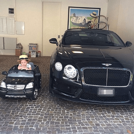 Αυτό είναι το μικρότερο πλουσιόπαιδο του Instagram: Φοράει Gucci, οδηγεί... μίνι Mercedes, έχει 80.000 «ακολούθους» και είναι μόλις τριών ετών [εικόνες] | iefimerida.gr 12