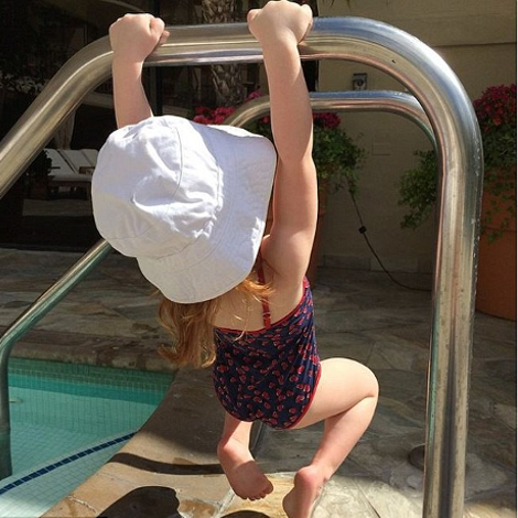 Αυτό είναι το μικρότερο πλουσιόπαιδο του Instagram: Φοράει Gucci, οδηγεί... μίνι Mercedes, έχει 80.000 «ακολούθους» και είναι μόλις τριών ετών [εικόνες] | iefimerida.gr 1