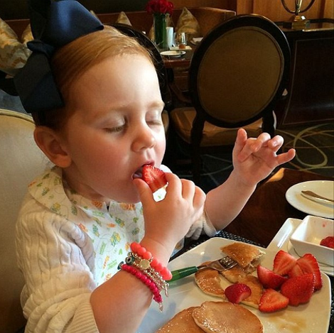 Αυτό είναι το μικρότερο πλουσιόπαιδο του Instagram: Φοράει Gucci, οδηγεί... μίνι Mercedes, έχει 80.000 «ακολούθους» και είναι μόλις τριών ετών [εικόνες] | iefimerida.gr 4