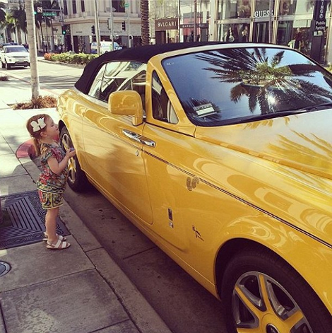 Αυτό είναι το μικρότερο πλουσιόπαιδο του Instagram: Φοράει Gucci, οδηγεί... μίνι Mercedes, έχει 80.000 «ακολούθους» και είναι μόλις τριών ετών [εικόνες] | iefimerida.gr 8