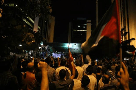 Μάχες μεταξύ αστυνομικών και διαδηλωτών έξω από το προξενείο του Ισραήλ στην Κωνσταντινούπολη [βίντεο &εικόνες] | iefimerida.gr 1