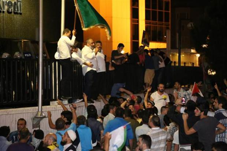 Μάχες μεταξύ αστυνομικών και διαδηλωτών έξω από το προξενείο του Ισραήλ στην Κωνσταντινούπολη [βίντεο &εικόνες] | iefimerida.gr 2