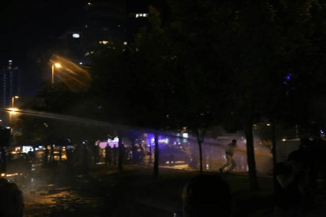 Μάχες μεταξύ αστυνομικών και διαδηλωτών έξω από το προξενείο του Ισραήλ στην Κωνσταντινούπολη [βίντεο &εικόνες] | iefimerida.gr 3