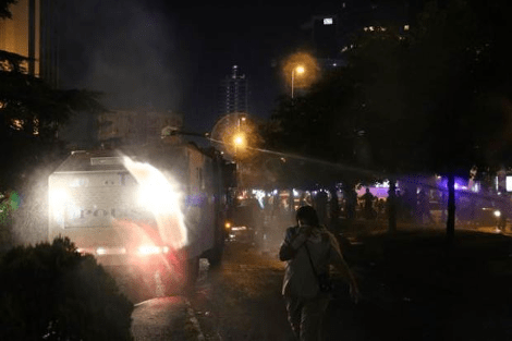 Μάχες μεταξύ αστυνομικών και διαδηλωτών έξω από το προξενείο του Ισραήλ στην Κωνσταντινούπολη [βίντεο &εικόνες] | iefimerida.gr 4