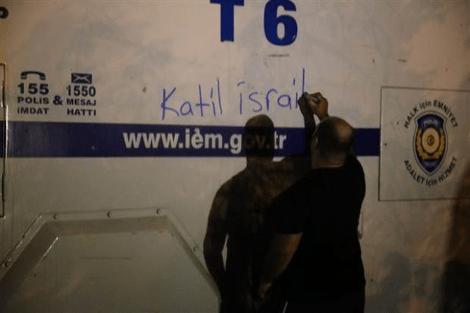 Μάχες μεταξύ αστυνομικών και διαδηλωτών έξω από το προξενείο του Ισραήλ στην Κωνσταντινούπολη [βίντεο &εικόνες] | iefimerida.gr 5