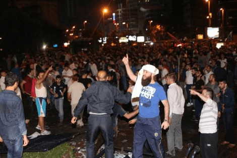 Μάχες μεταξύ αστυνομικών και διαδηλωτών έξω από το προξενείο του Ισραήλ στην Κωνσταντινούπολη [βίντεο &εικόνες] | iefimerida.gr 6