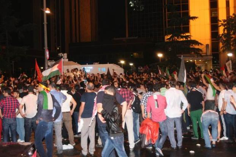 Μάχες μεταξύ αστυνομικών και διαδηλωτών έξω από το προξενείο του Ισραήλ στην Κωνσταντινούπολη [βίντεο &εικόνες] | iefimerida.gr 7