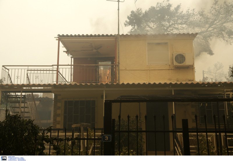 Η στιγμή που σπίτι «λαμπαδιάζει» στην Κινέτα -Δραματικές ώρες για τους κατοίκους [εικόνες] | iefimerida.gr 7