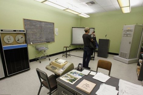 Σε αυτό το αλλόκοτο δωμάτιο γεννήθηκε το Ιντερνετ -Από που έφυγε το πρώτο e-mail και πώς η τεράστια αυτή επιτυχία, συνδέθηκε με μια αποτυχία [εικόνες] | iefimerida.gr 9