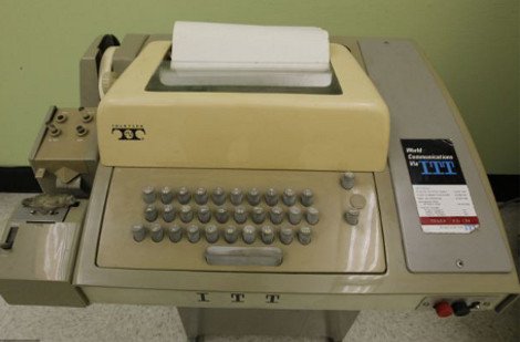 Σε αυτό το αλλόκοτο δωμάτιο γεννήθηκε το Ιντερνετ -Από που έφυγε το πρώτο e-mail και πώς η τεράστια αυτή επιτυχία, συνδέθηκε με μια αποτυχία [εικόνες] | iefimerida.gr 1