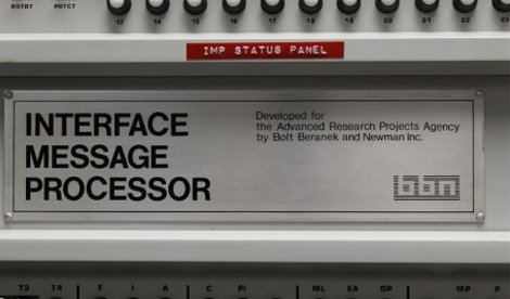 Σε αυτό το αλλόκοτο δωμάτιο γεννήθηκε το Ιντερνετ -Από που έφυγε το πρώτο e-mail και πώς η τεράστια αυτή επιτυχία, συνδέθηκε με μια αποτυχία [εικόνες] | iefimerida.gr 2