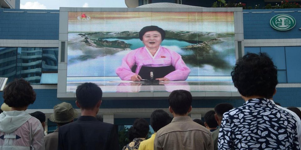 Γιατί το ίντερνετ έχει πάθει εμμονή με την παρουσιάστρια της Βόρειας Κορέας -Η «pink lady» του Ψυχρού Πολέμου [εικόνες] | iefimerida.gr 0