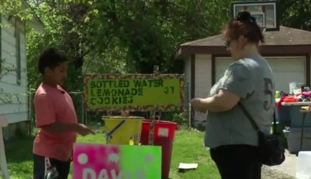 Εννιάχρονος με «startup»: Πουλά λεμονάδες για να πληρώσει την υιοθεσία του [εικόνες]  | iefimerida.gr 0