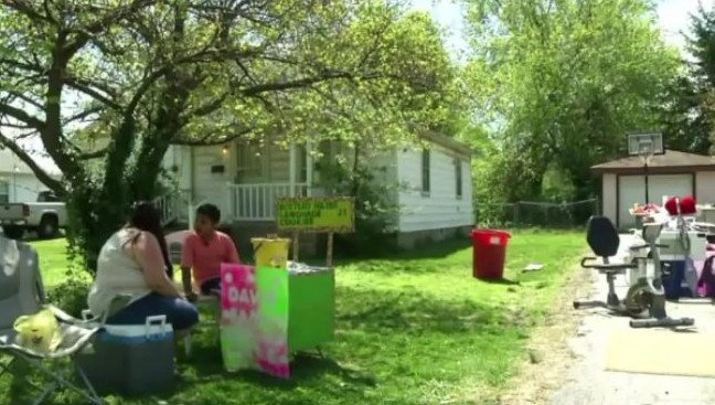 Εννιάχρονος με «startup»: Πουλά λεμονάδες για να πληρώσει την υιοθεσία του [εικόνες]  | iefimerida.gr 2