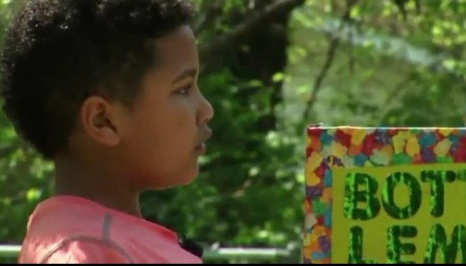 Εννιάχρονος με «startup»: Πουλά λεμονάδες για να πληρώσει την υιοθεσία του [εικόνες]  | iefimerida.gr 3