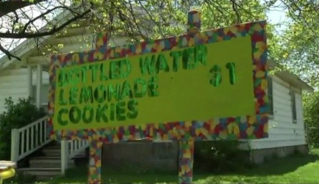 Εννιάχρονος με «startup»: Πουλά λεμονάδες για να πληρώσει την υιοθεσία του [εικόνες]  | iefimerida.gr 1