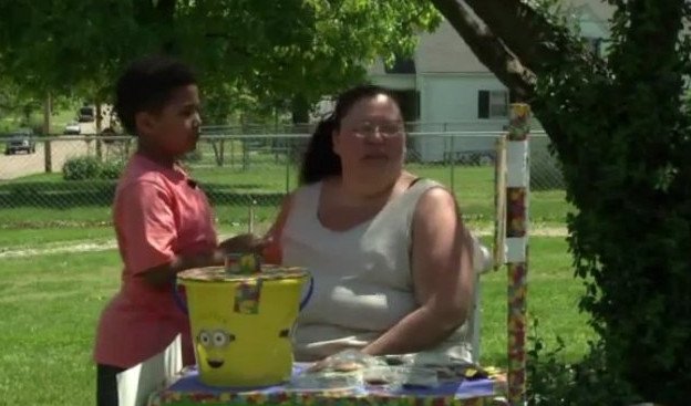 Εννιάχρονος με «startup»: Πουλά λεμονάδες για να πληρώσει την υιοθεσία του [εικόνες]  | iefimerida.gr 4