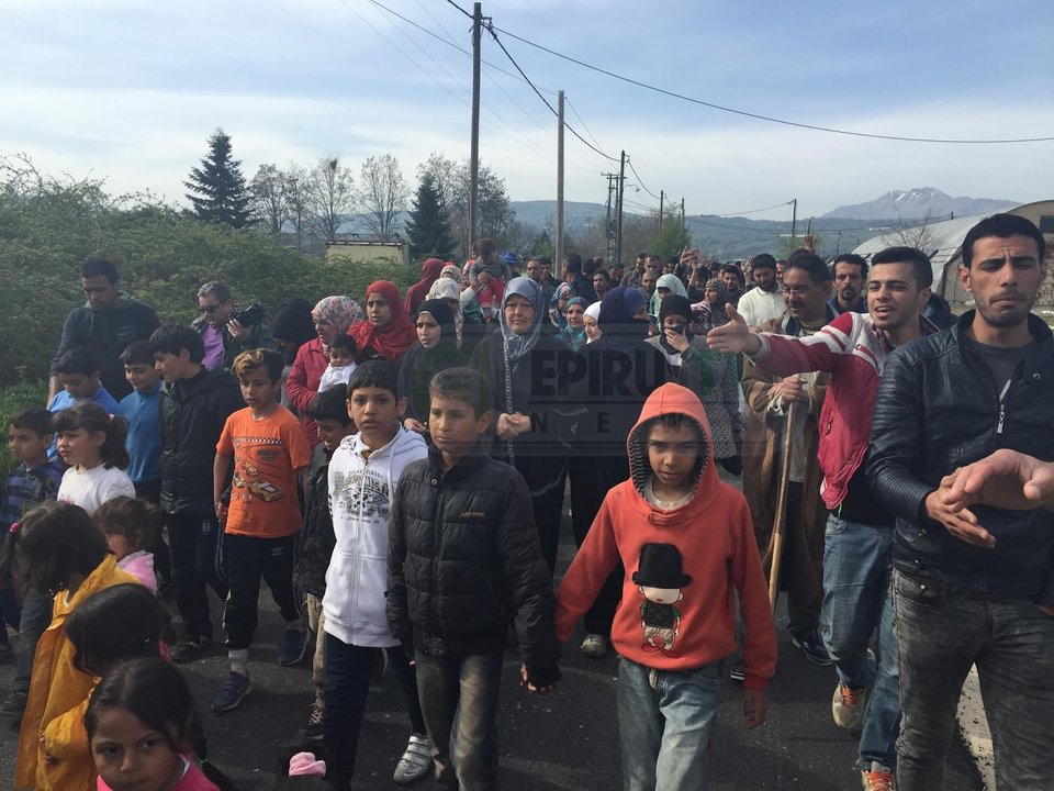 Πορεία διαμαρτυρίας από πρόσφυγες στον Κατσικά Ιωαννίνων -Ζητούν να ανοίξουν τα σύνορα [εικόνες] | iefimerida.gr 1