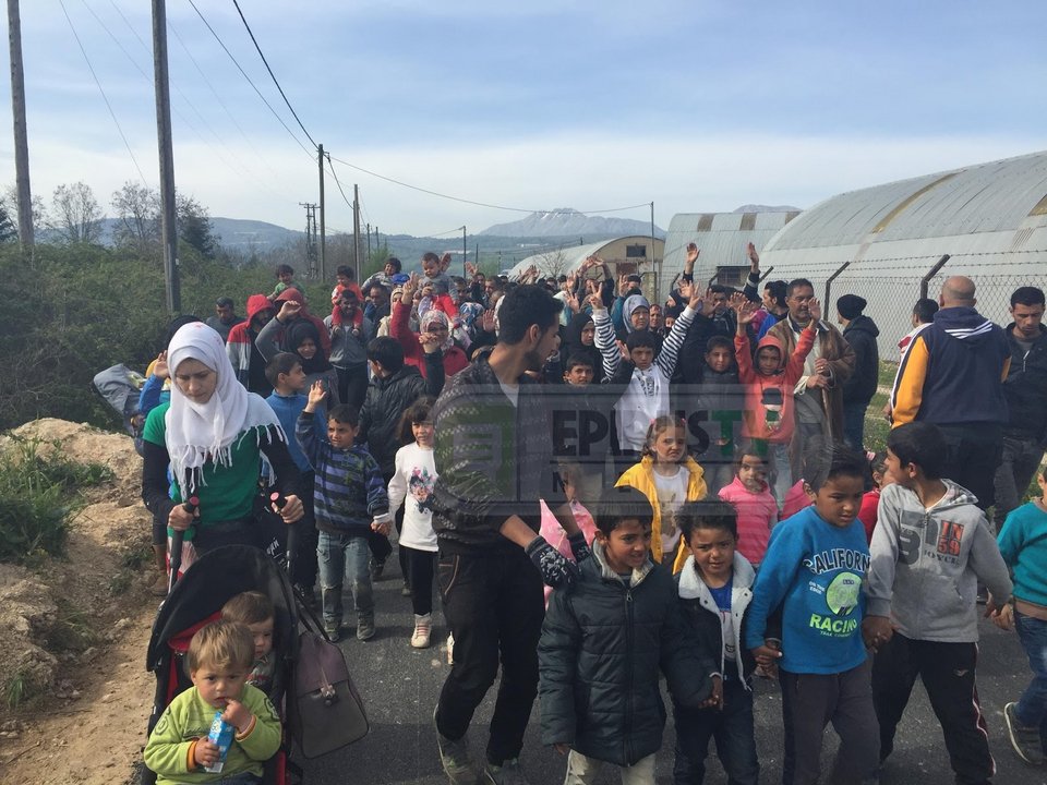 Πορεία διαμαρτυρίας από πρόσφυγες στον Κατσικά Ιωαννίνων -Ζητούν να ανοίξουν τα σύνορα [εικόνες] | iefimerida.gr 2