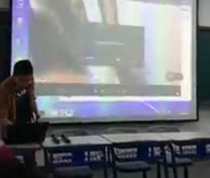 Γκάφα επικών διαστάσεων: Ο προτζέκτορας του καθηγητή άρχισε να παίζει... πορνό [εικόνες]  | iefimerida.gr 1